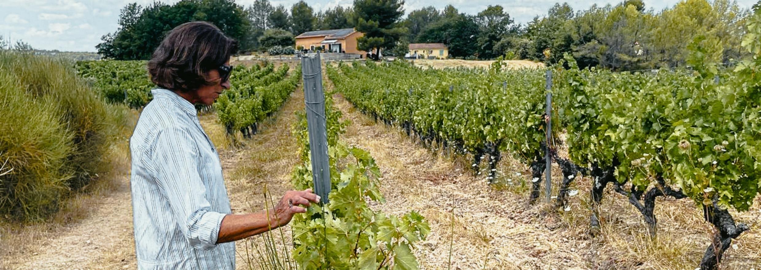 Vigneronne du Clos d'Alari travaillant dans les vignes