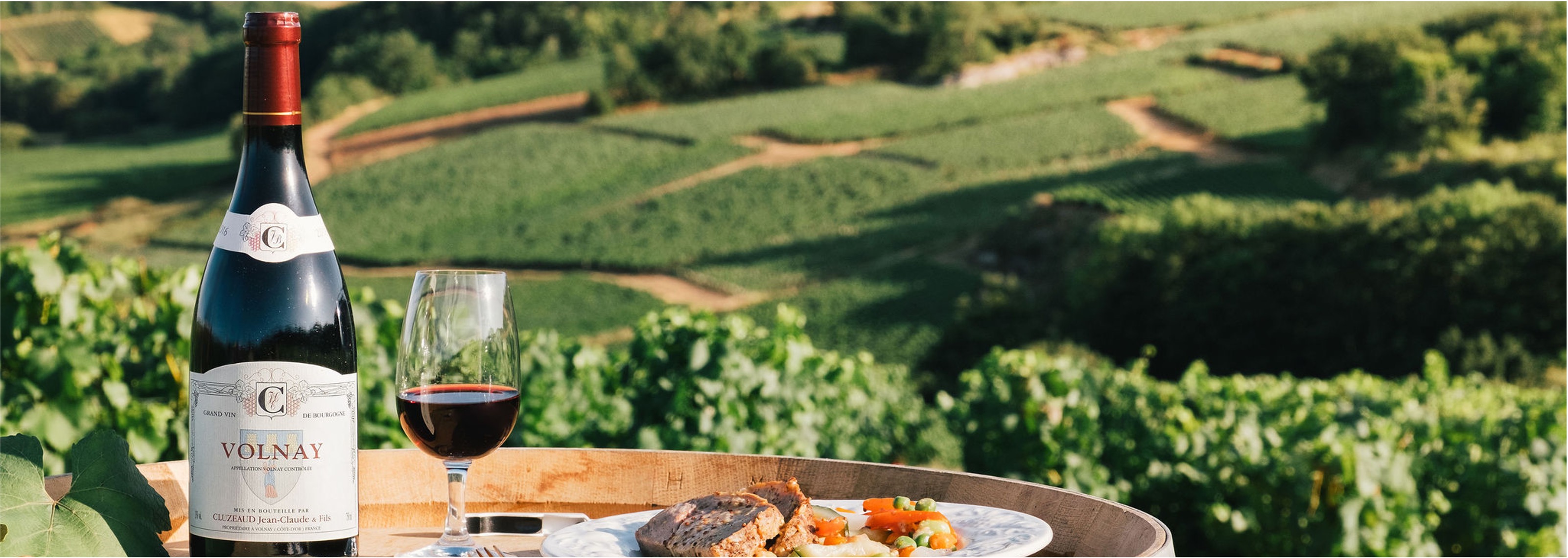 Verre et bouteille du Domaine Cluzeaud
