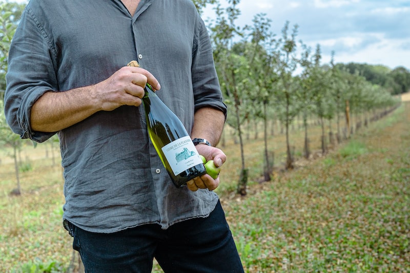 producteur de cidre avec bouteille