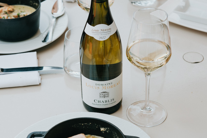 bouteille chablis table