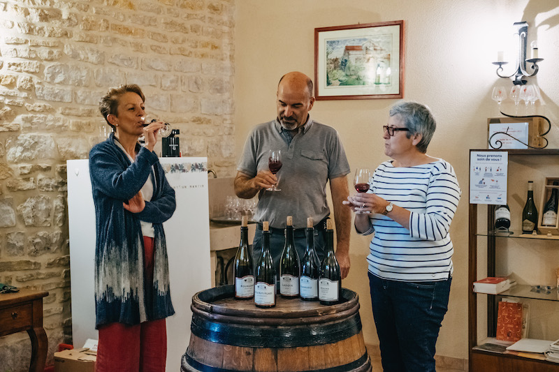 Dégustation de vin dans un domaine viticole