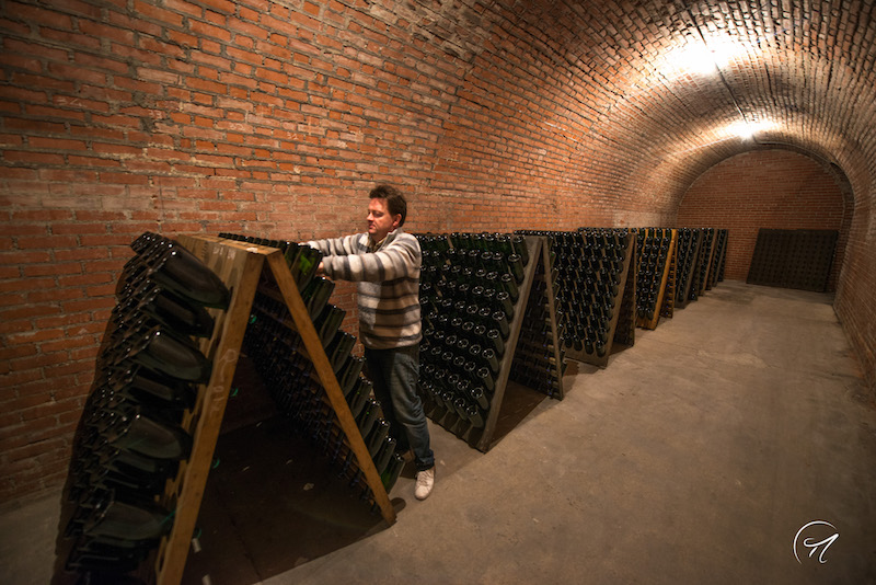 le remuage une etape de vinification du Champagne 